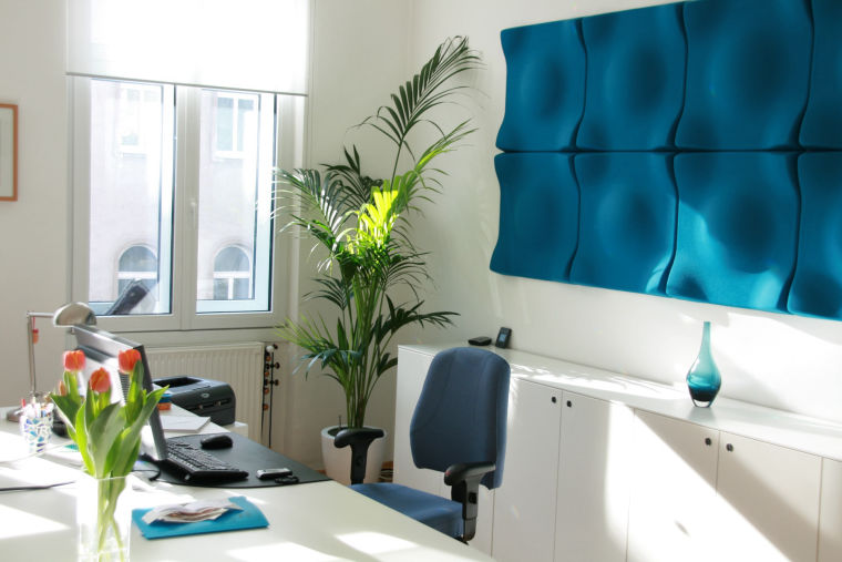 Arbeitsbereich mit Akustikpaneelen im Tonstudio DER WERBETON