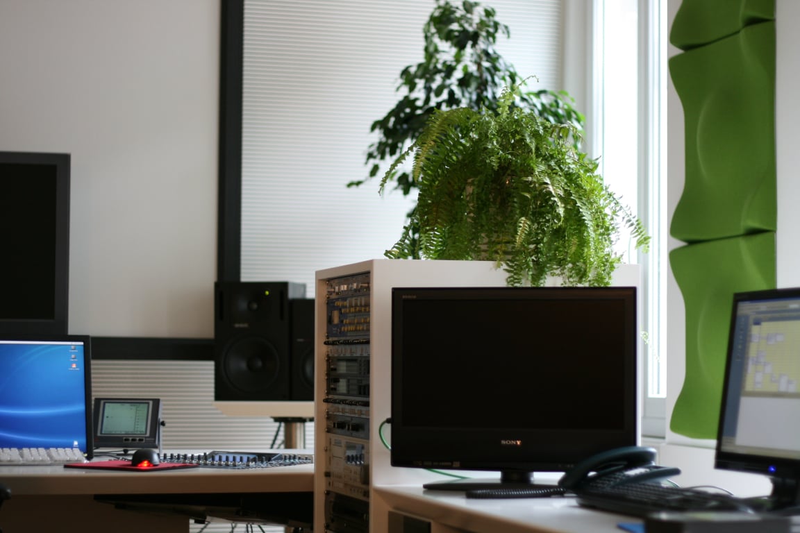 Regieraum mit Mischpult und Studiomonitoren im Tonstudio DER WERBETON