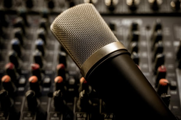 Studiomikrofon vor Mischpult im Tonstudio DER WERBETON