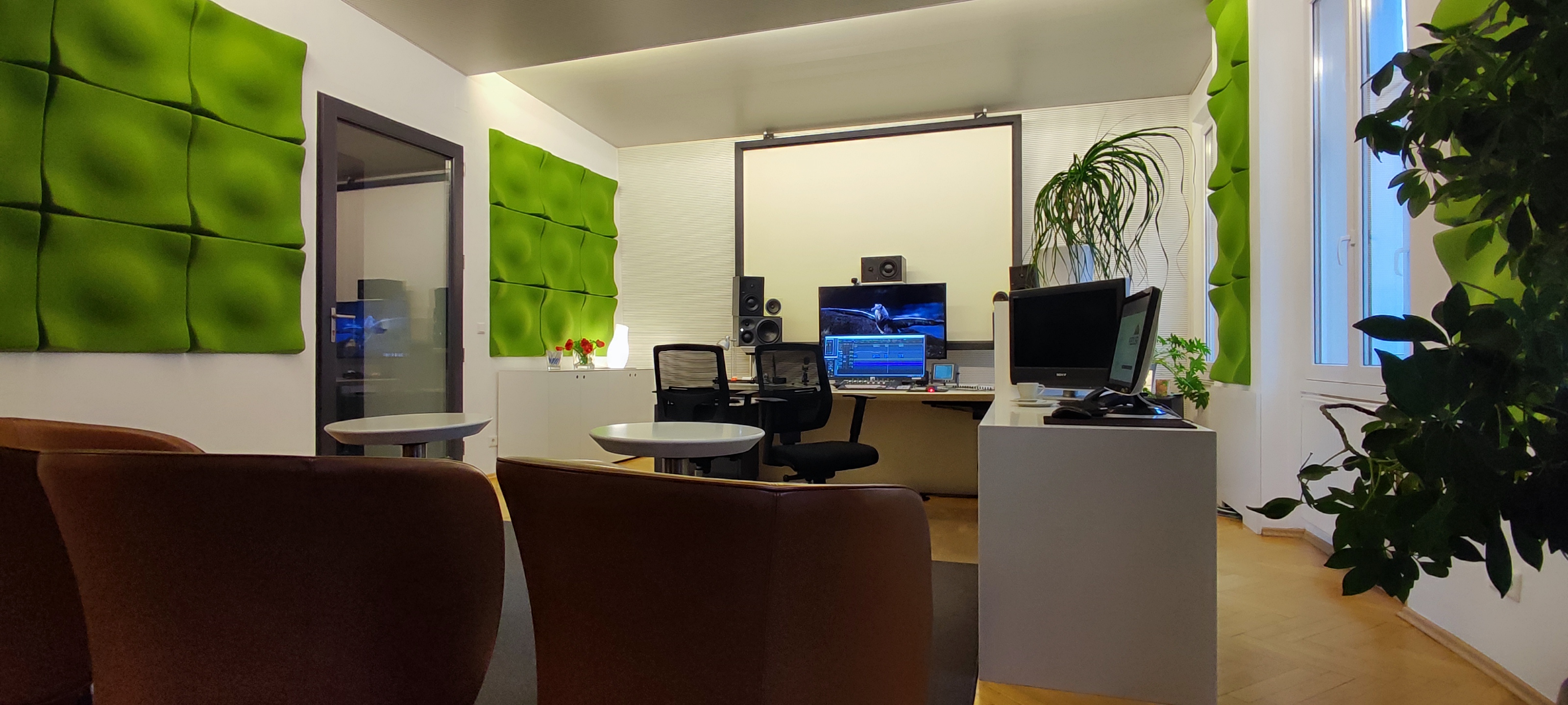 Regieraum mit Akustikpaneelen im Tonstudio DER WERBETON in Wien