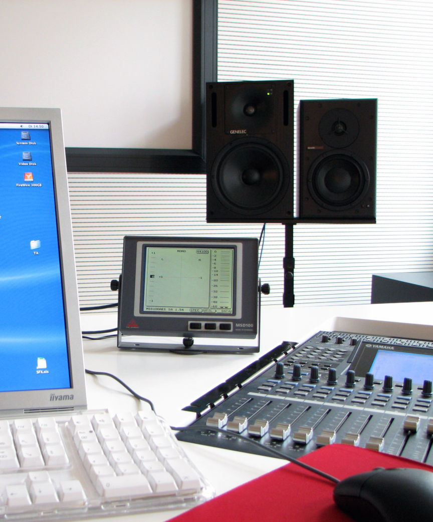 Mischpult und Studiomonitore im Tonstudio DER WERBETON